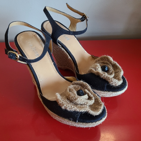 Adorable, 3" wedge sandals with knit tan flower on front, size 8 - Picture 3 of 6